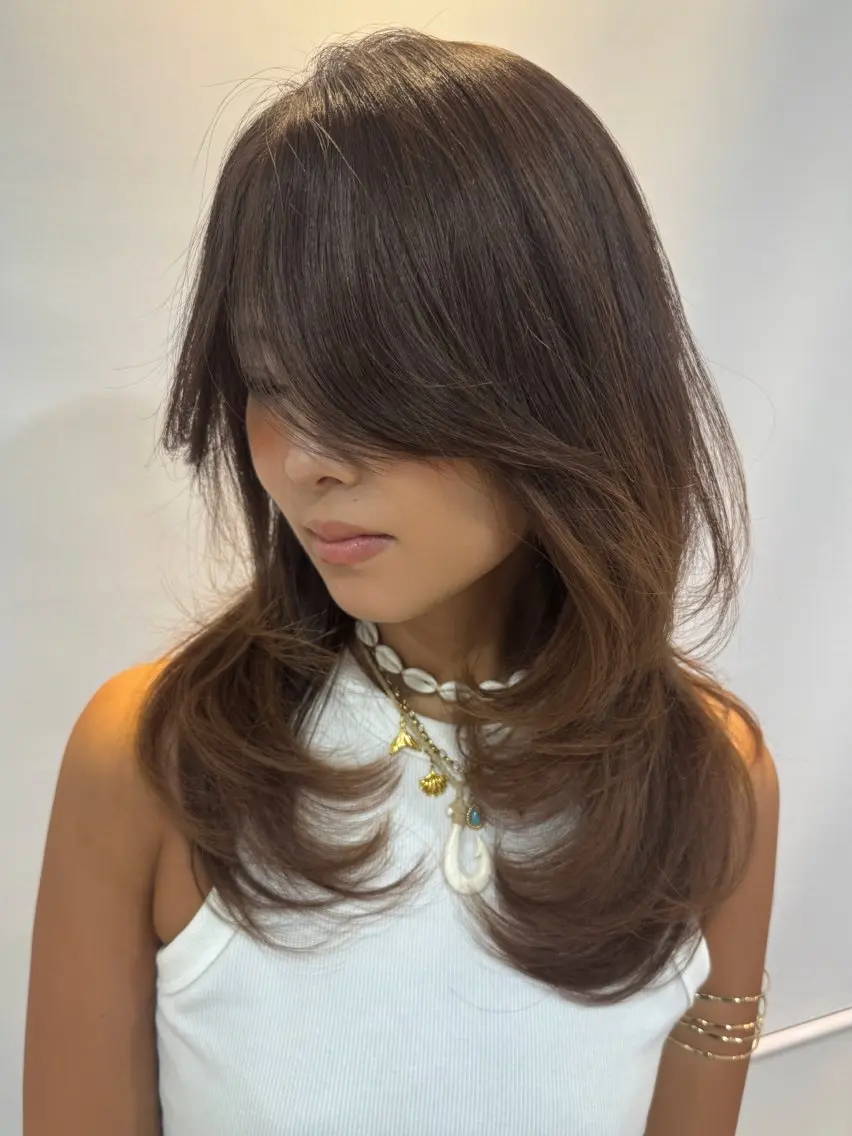 ミディアム 顔まわりレイヤー レイヤーカット 岩原 基典のヘアスタイル