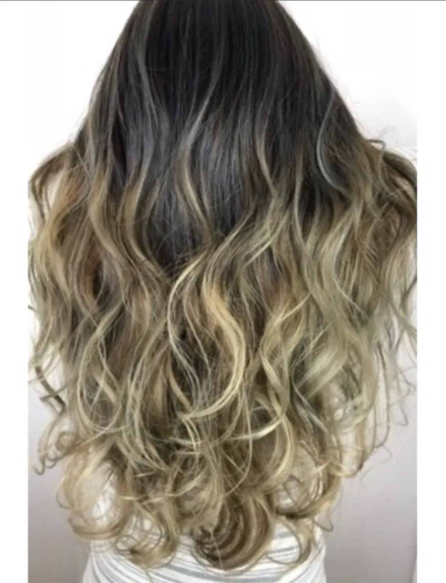 カラー バレイヤージュ 豊川 絢子のヘアスタイル