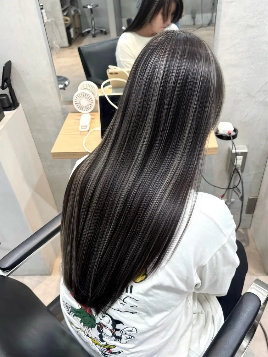 ロング カラー ハイライトカラー シルバー ハイライト ヘアカラー Anna / TWINのヘアスタイル