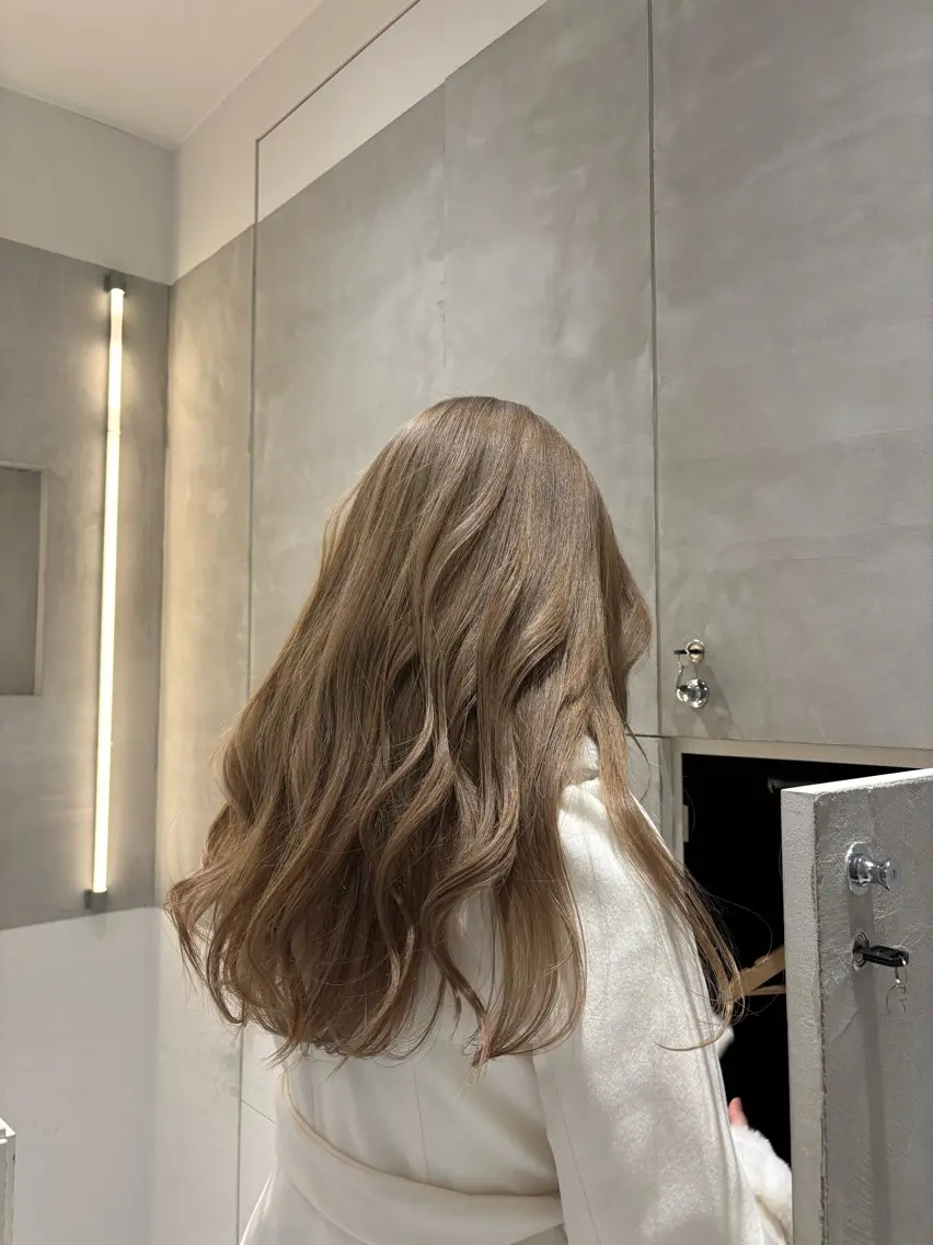 ロング カラー ヘアアレンジ ベージュカラー ミルクティーベージュ ヘアカラー ハイトーン/艶カラー 💎モエのヘアスタイル