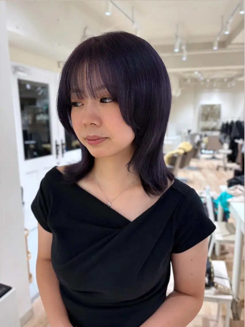 ミディアム パープルカラー 外ハネヘア 与那嶺 亜美のヘアスタイル