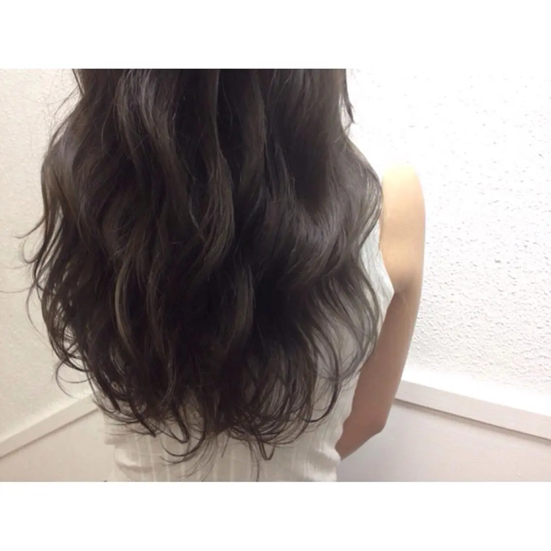セミロング ロング カラー ダークグレー ダークグレージュ グレージュ にった みずきのヘアスタイル