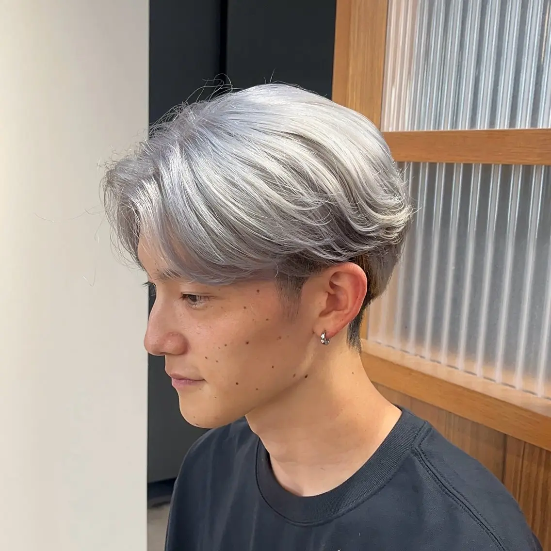 カラー メンズ メンズブリーチ ブリーチ シルバー ホワイトシルバー カット ヘアカラー satone 🩵のヘアスタイル