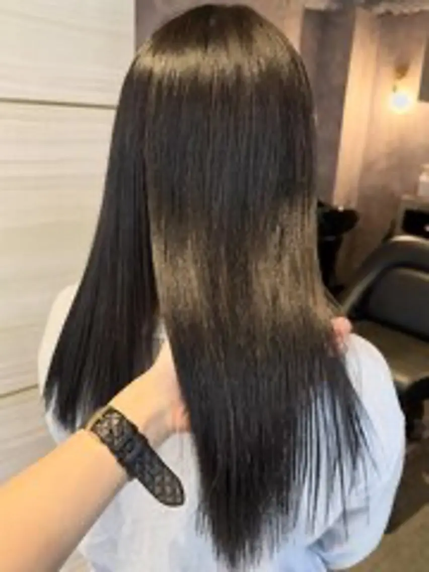 セミロング カラー elu あやね💜 🫧カラー・縮毛矯正のヘアスタイル