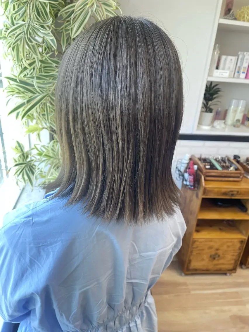 カラー アッシュ ブリーチ ダブルカラー ブリーチなしカラー シルバー ヘアカラー 10/4〜産休菊池 栄里奈のヘアスタイル