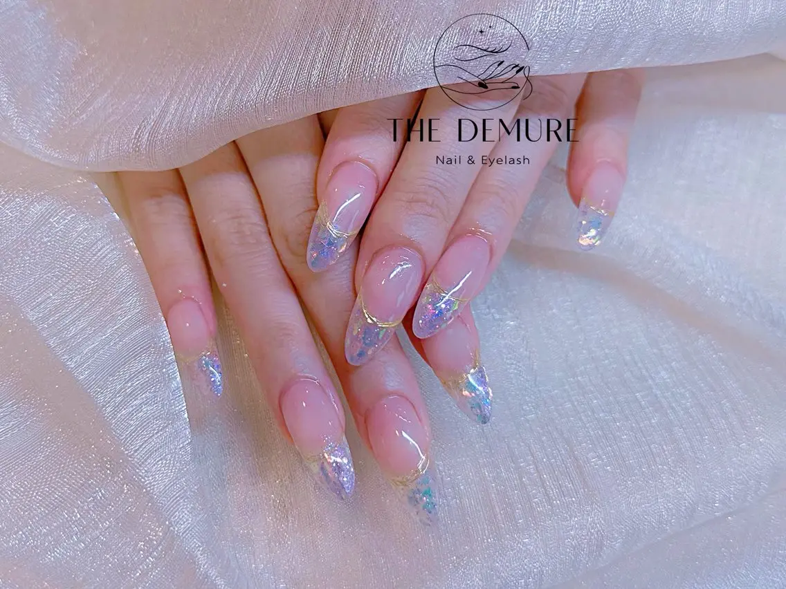 ネイル アートネイル キラキラネイル 韓国ネイル 水色 ロングネイル ハンドネイル ハンドケア Demure Momo銀座店のネイルデザイン