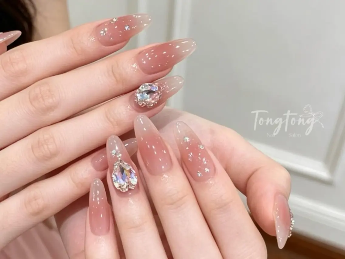 NEW OPEN✨お得に可愛いく💕チークマグネットネイル+ストーン20個つけ放題6,680円の写真