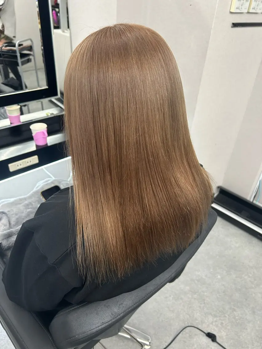 セミロング カラー ブリーチ ブラウンカラー ダブルカラー ミルクティーブラウン ベルグロー アルファのヘアスタイル