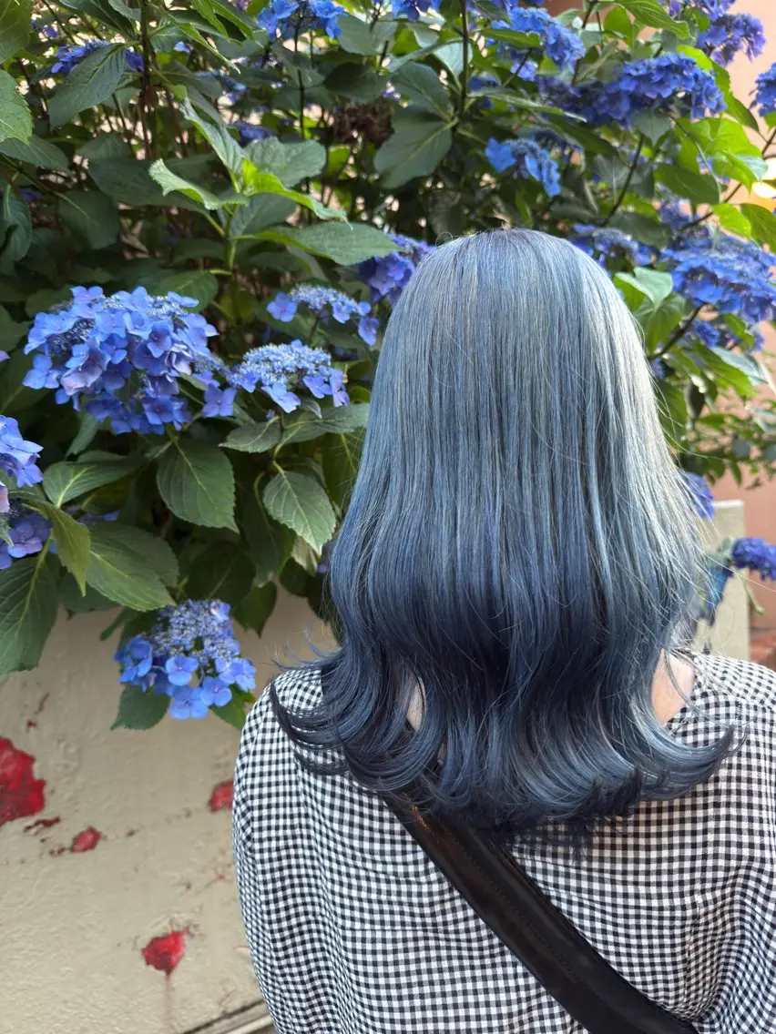 ミディアム カラー ブルーカラー グラデーションカラー シルバー 🍇おぐら めぐみ🍇のヘアスタイル