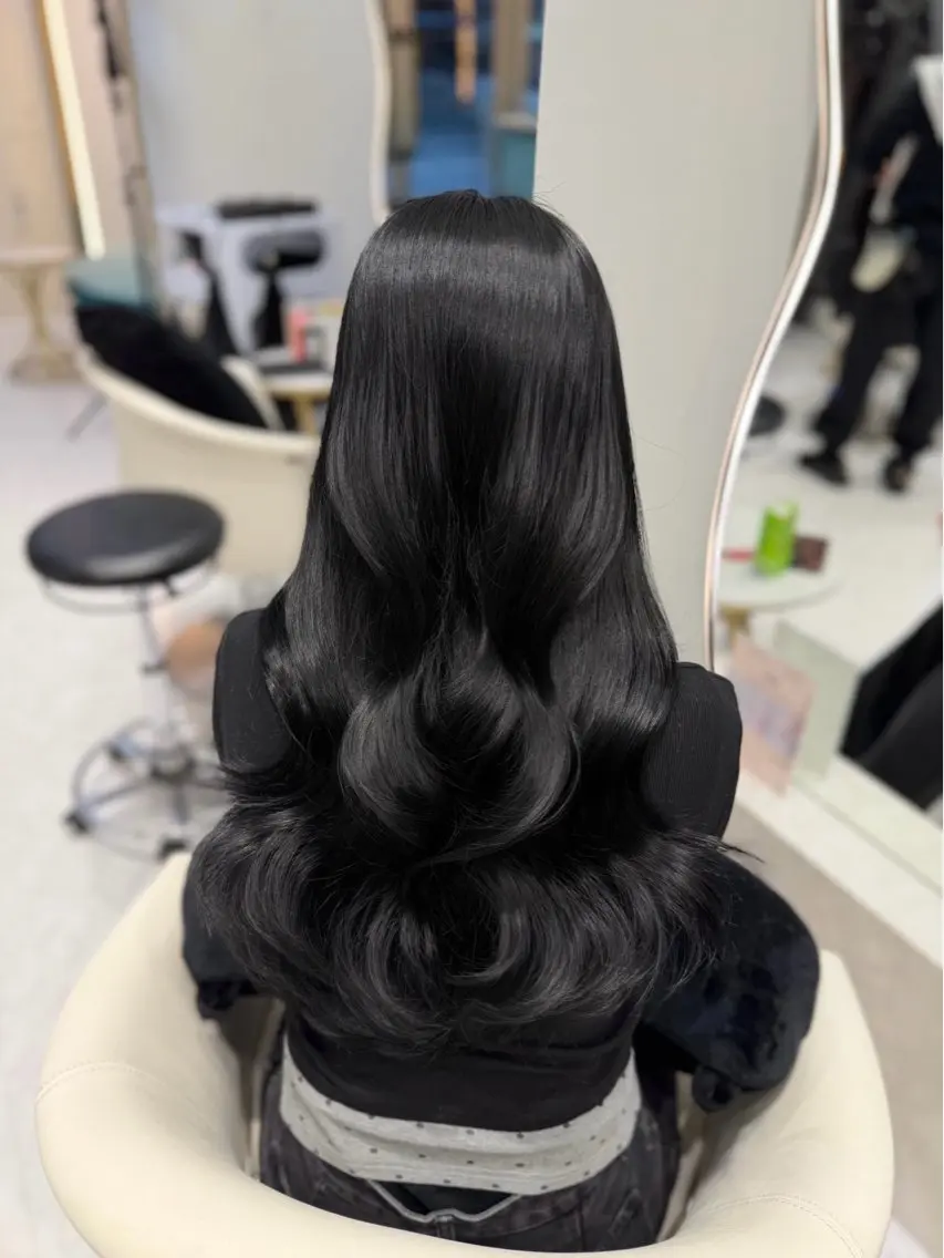 ロング カラー 黒髪 ブルーカラー ブルーブラック 透明感カラー くびれヘア カット ヘアカラー トリートメント 𝑹𝒊𝒉𝒐🎀 名駅/大人韓国ヘアのヘアスタイル
