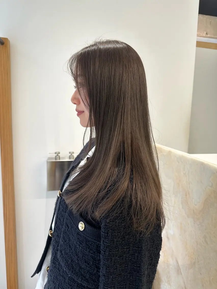 セミロング カラー アッシュ ベージュカラー ブリーチ ブリーチなしカラー レイヤーカット カット ヘアカラー トリートメント ハイトーン/透け感 カラー🎀真香のヘアスタイル