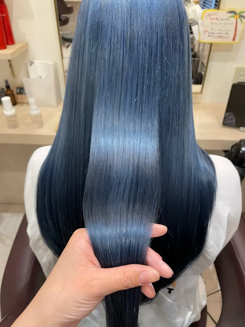 ロング カラー ブルーカラー 小川 泉美のヘアスタイル