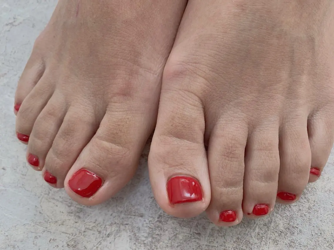 ネイル フットネイル 赤色 フットネイル mogunail &blowのネイルデザイン