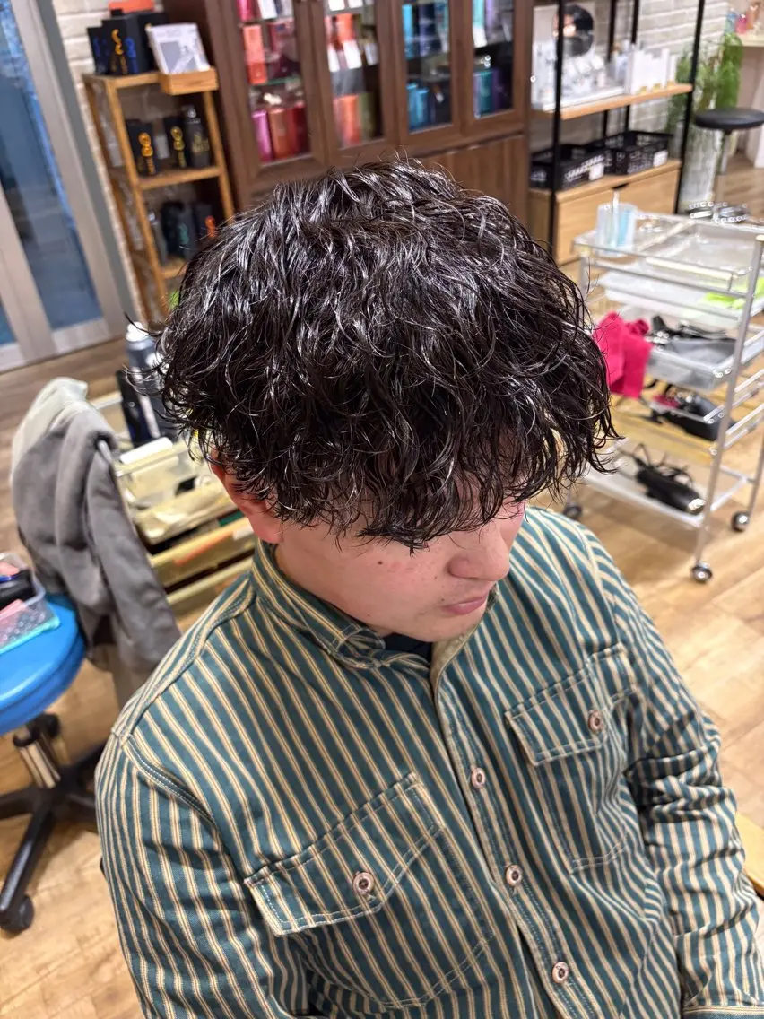 ミディアム パーマ メンズ ミディアムパーマ メンズパーマ 波巻きパーマ カット パーマ 鶴田 将清のヘアスタイル