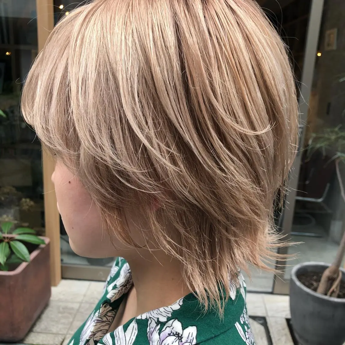 ショート カラー ベージュカラー ブリーチ ミルクティーベージュ パーマウルフショート 濱田匠のヘアスタイル