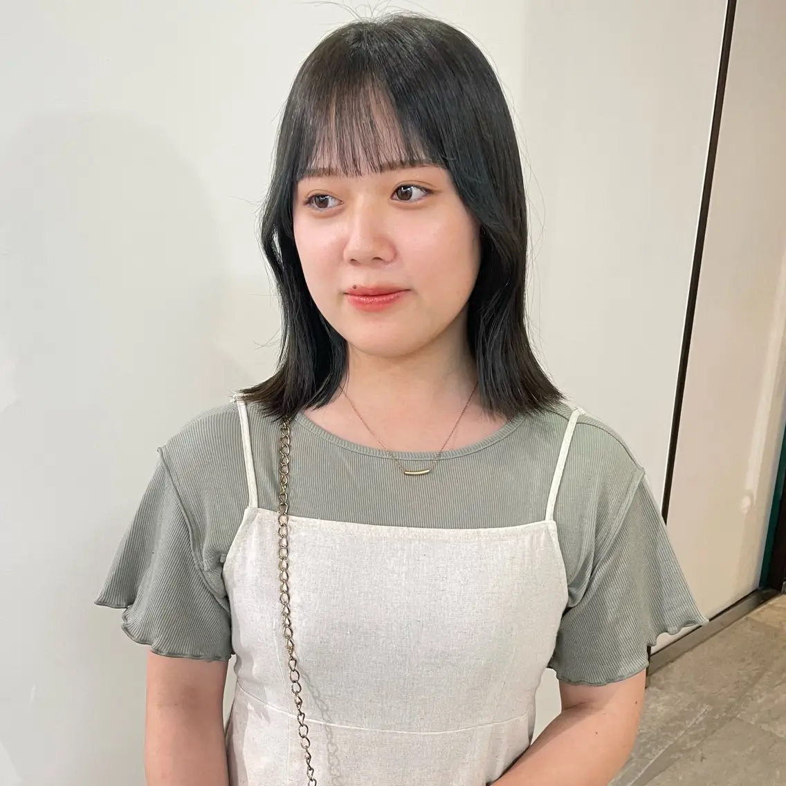 ミディアム カラー ブリーチ 透明感カラー ダブルカラー ブリーチなしカラー 顔まわりレイヤー ヘアカラー トリートメント nonoka オリーブ/レイヤーのヘアスタイル