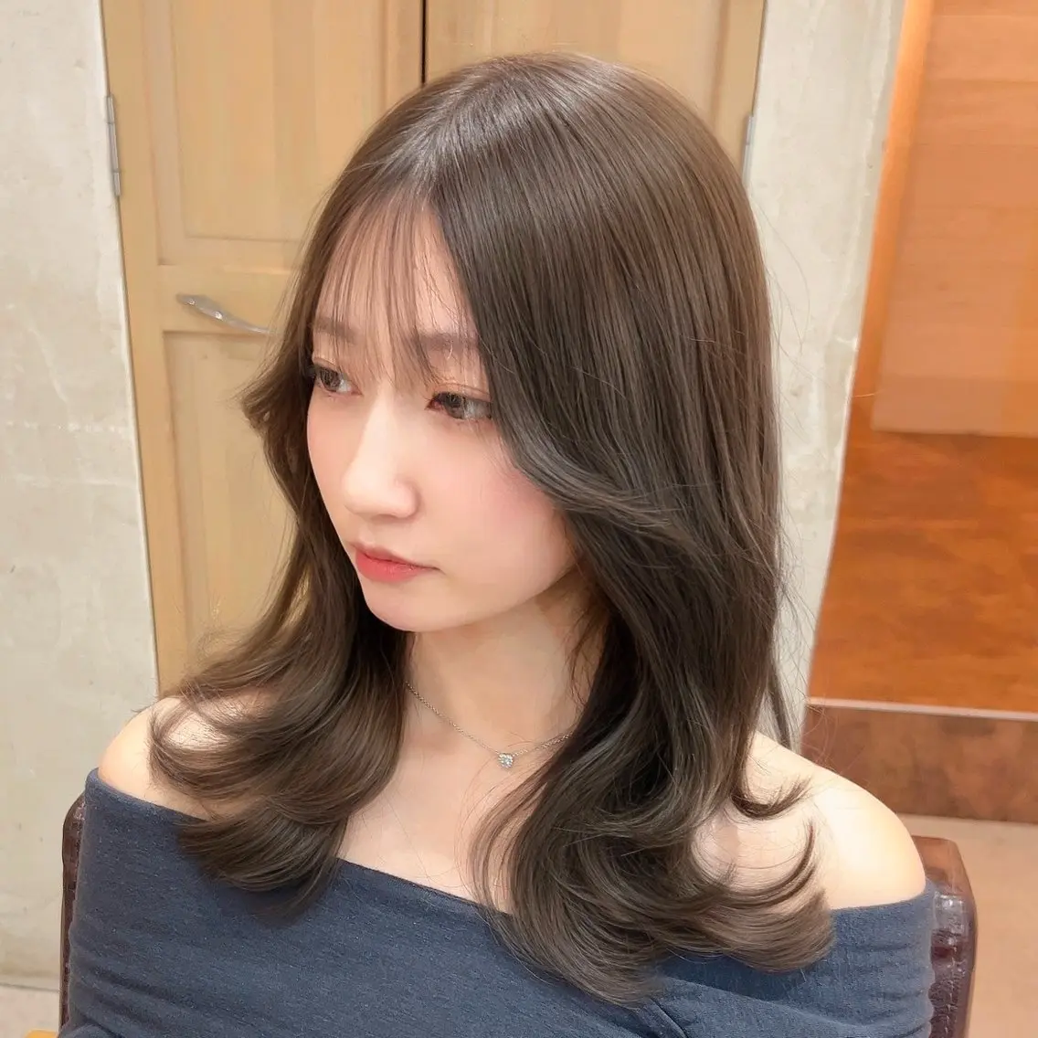 ミディアム カラー グレージュ オリーブグレージュ オリーブグレー 顔周りカット 韓国風ヘア カット ヘアカラー トリートメント ヘッドスパ モテ髪×トレンド💕 小顔レイヤー 金井のヘアスタイル
