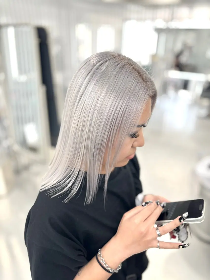 セミロング カラー シルバー ホワイトシルバー カット ヘアカラー トリートメント ブリーチ特化 / share 元太のヘアスタイル