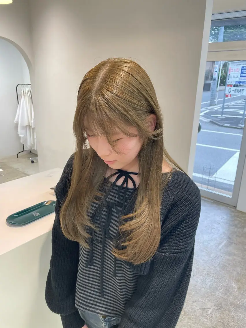 ロング カラー ベージュカラー オリーブベージュ カット ヘアカラー トリートメント H I ＮＡのヘアスタイル