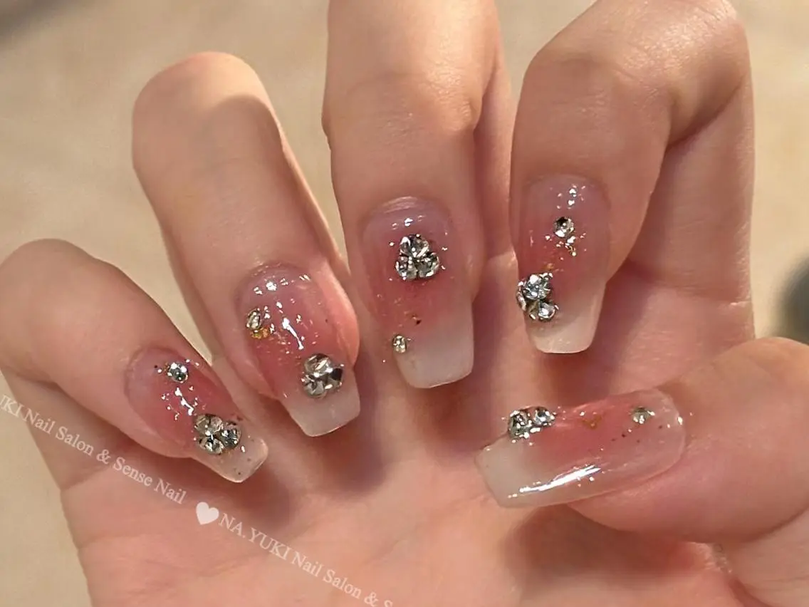 ネイル ジェルネイル ガーリー グラデーション ホログラムネイル ミディアムネイル ハンドネイル ハンドケア 🎀Momo 🎀のネイルデザイン