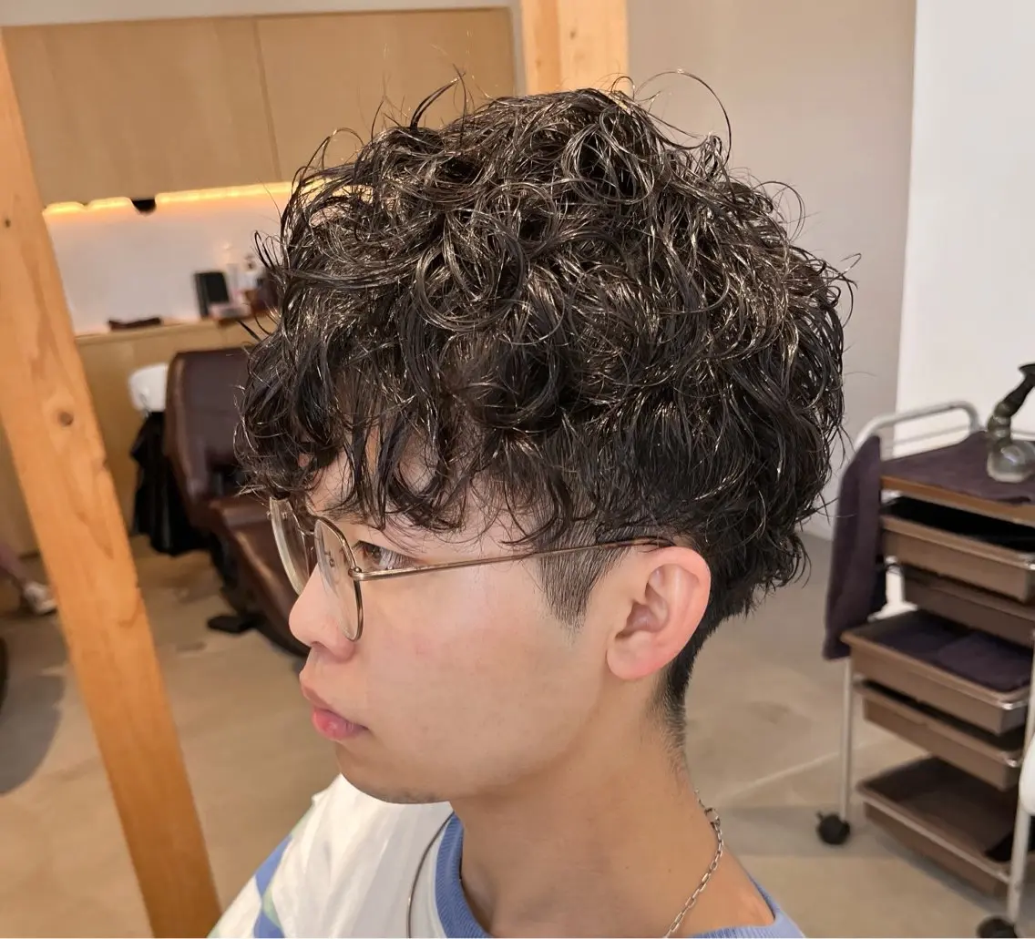 ショート パーマ メンズ マッシュ メンズパーマ プードルパーマ プードルパーマ 服部 雄輝のヘアスタイル