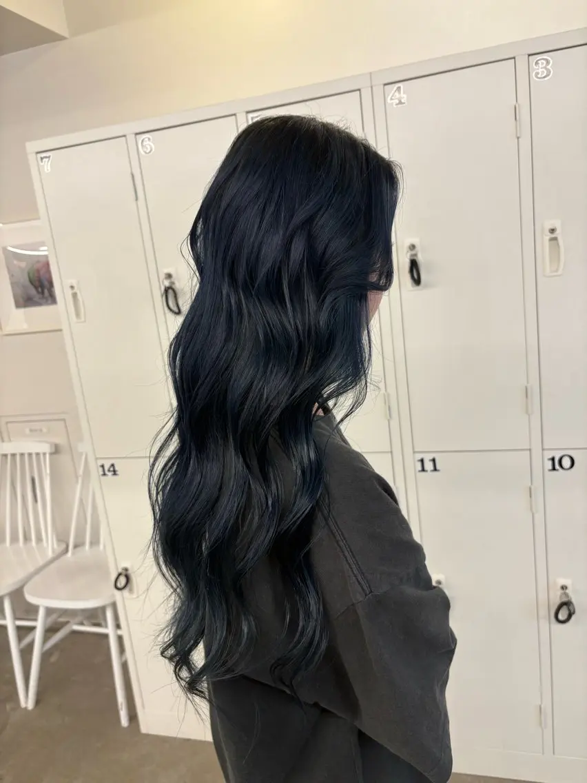 ロング カラー ブルーカラー 透明感カラー ネイビーカラー ヘアカラー トリートメント OMURA MINORIのヘアスタイル