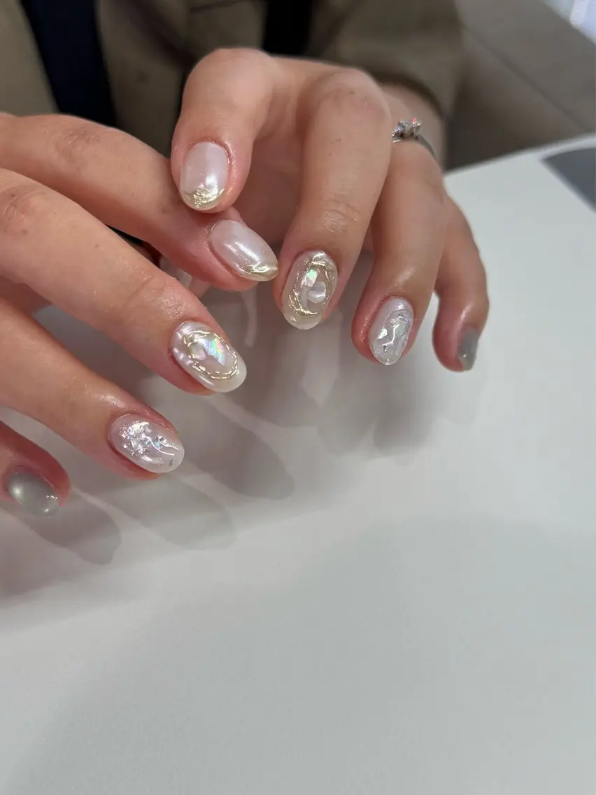 ネイル オーロラネイル ニュアンスネイル 夏ネイル ホワイト MARUNAIL Misakiのネイルデザイン