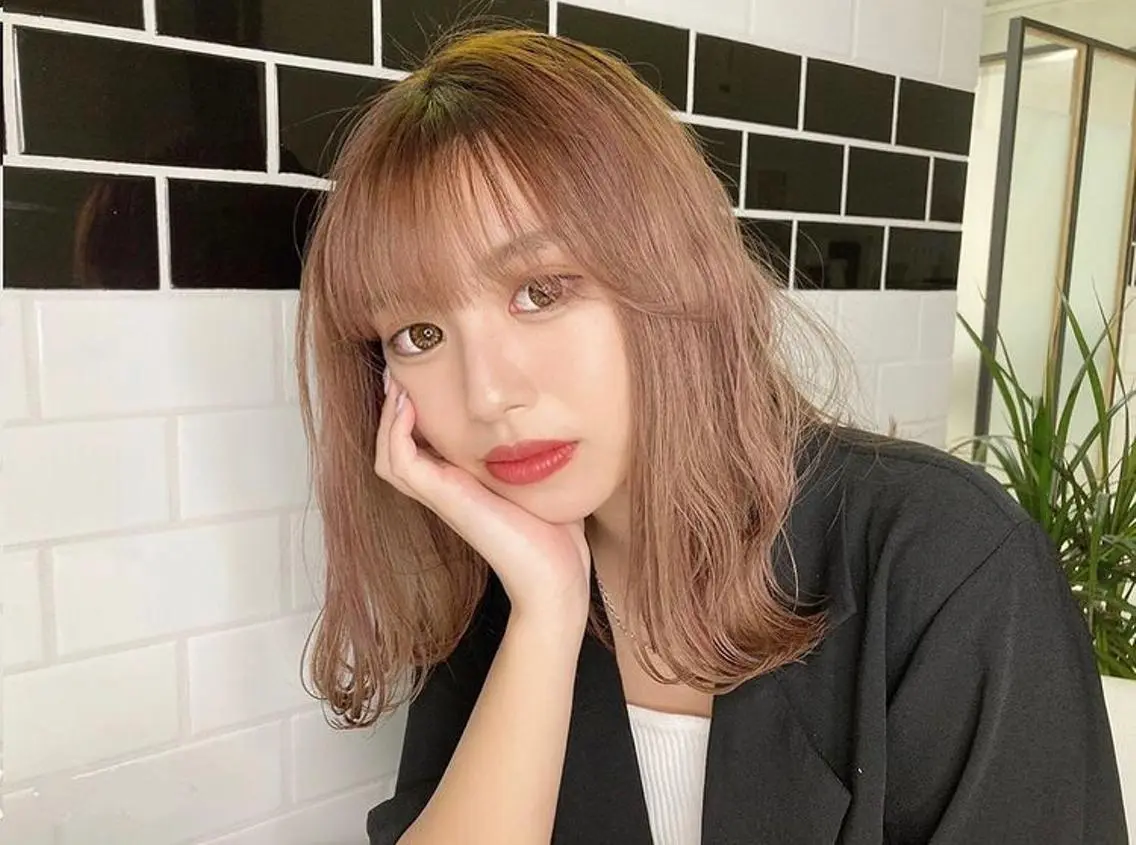 セミロング カラー ヘアアレンジ ベージュカラー ブリーチ ハイライトカラー ピンクカラー ハイライト エグチ アキラのヘアスタイル
