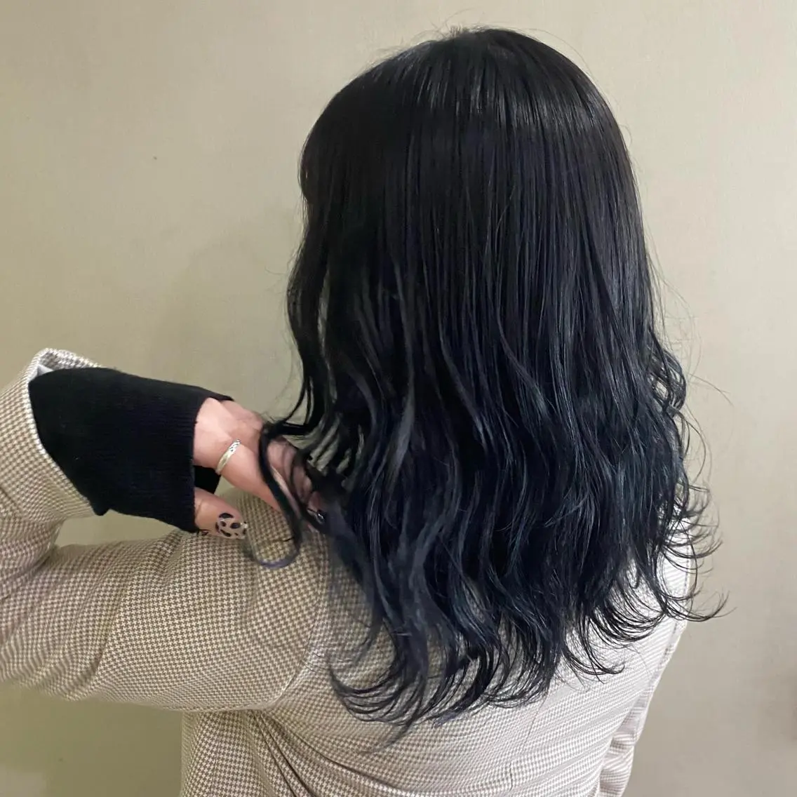 ミディアム カラー 黒髪 ブルーカラー ブルーブラック 清村 和音のヘアスタイル