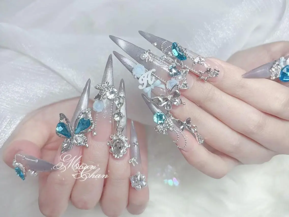 ネイル 長さ出し キラキラネイル 韓国ネイル ロングネイル マグネットネイル ハンドネイル ハンドケア Akira✨ nailのネイルデザイン