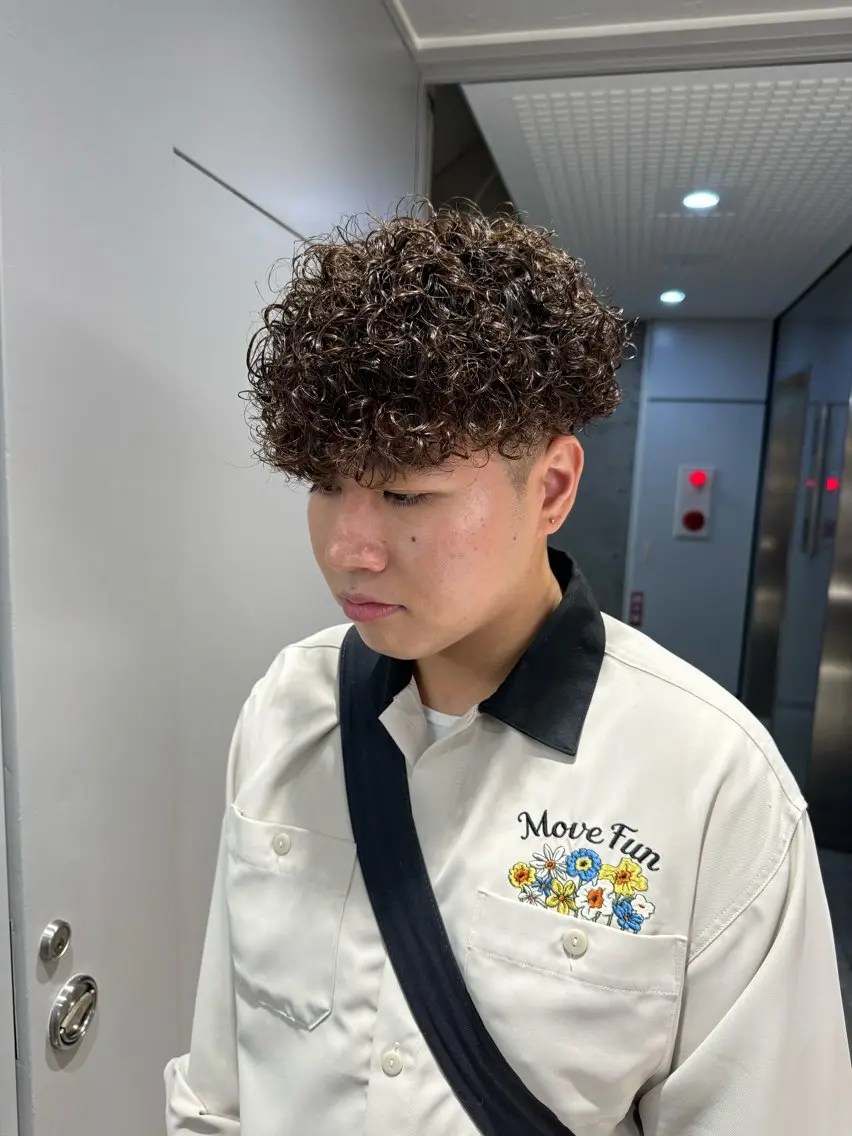 ショート カラー パーマ ヘアアレンジ メンズ メンズブリーチ センターパート メンズハイライト メンズハイトーン マッシュ スパイキー/フェザー /波巻き/かいとのヘアスタイル