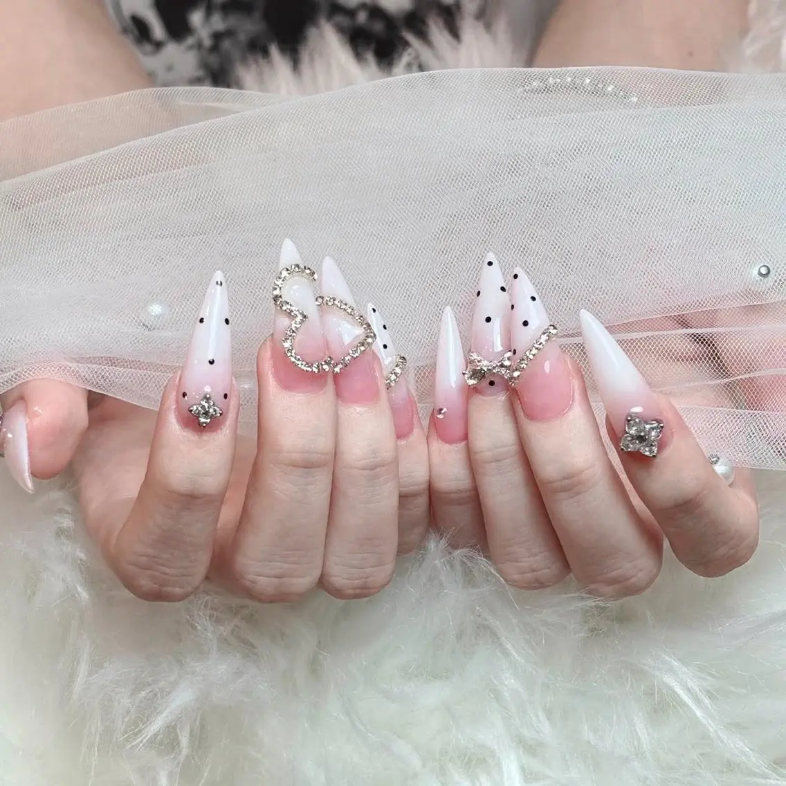 ネイル チークネイル ドット フットネイル フレンチネイル グラデーション ハンドネイル ハンドケア Nihonthy Nail 新宿のネイルデザイン