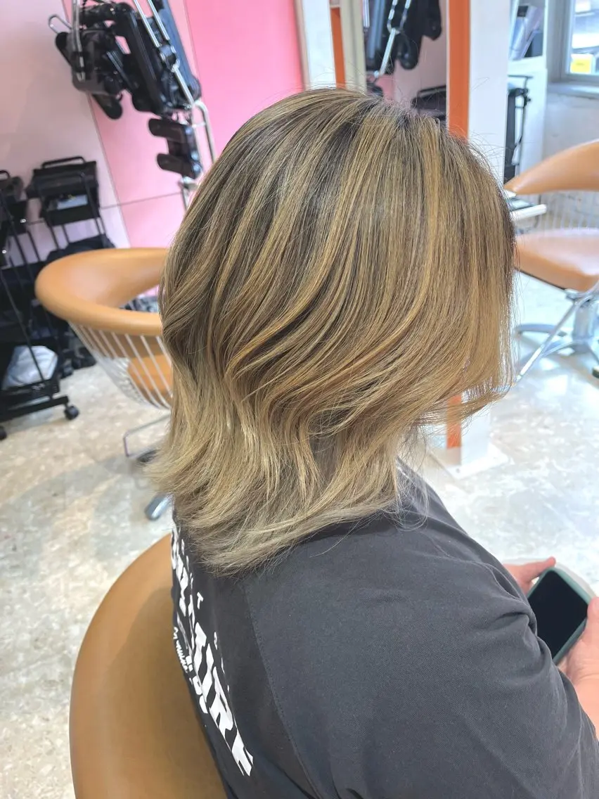 ミディアム カラー バレイヤージュ レイヤーカット ヘアカラー うしだ かおるのヘアスタイル