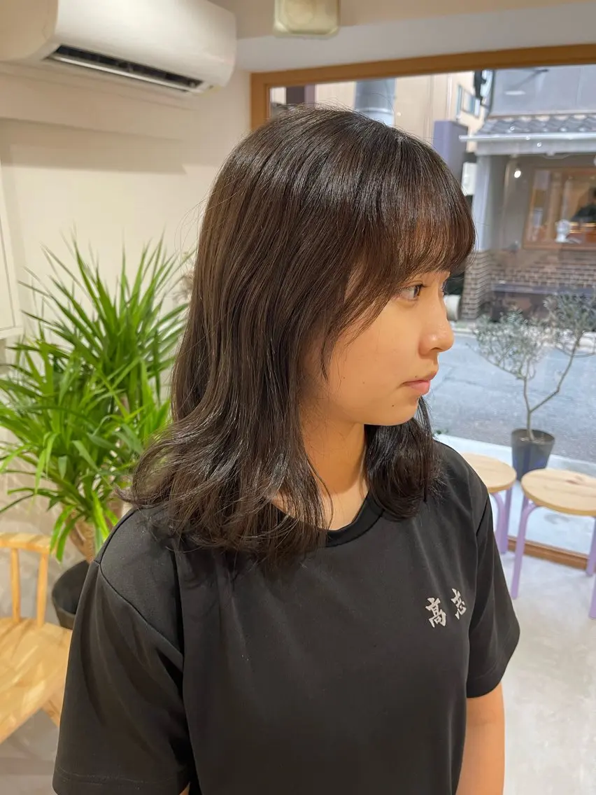 ミディアム アッシュ 中堀 遥のヘアスタイル