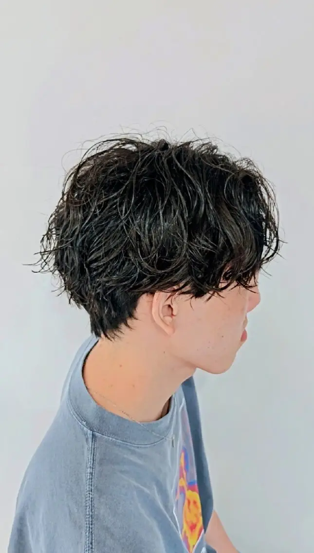 パーマ メンズ センターパート フェザーパーマ メンズパーマ ツイストスパイラルパーマ 波巻きパーマ 怪我の為1ヶ月程 お休みします🙇のヘアスタイル