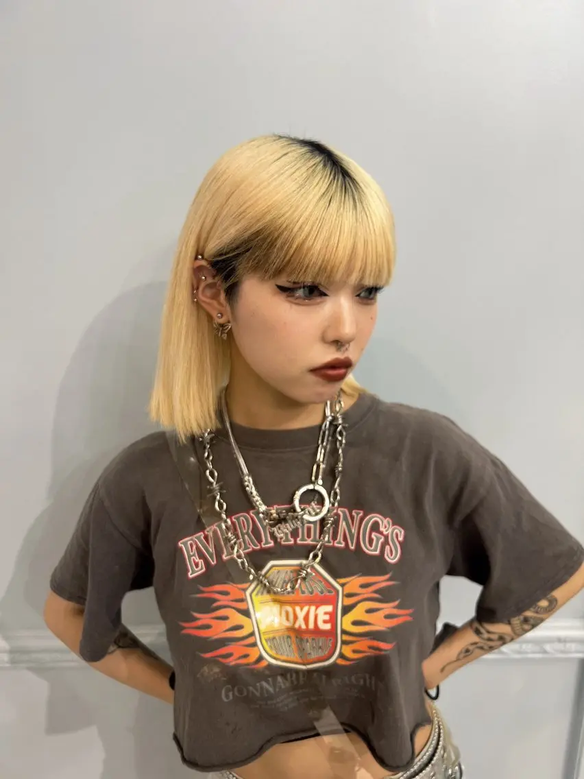 ショート カラー 切りっぱなしボブ ブロンド ホワイトブロンド ボブ 岡崎 睦のヘアスタイル