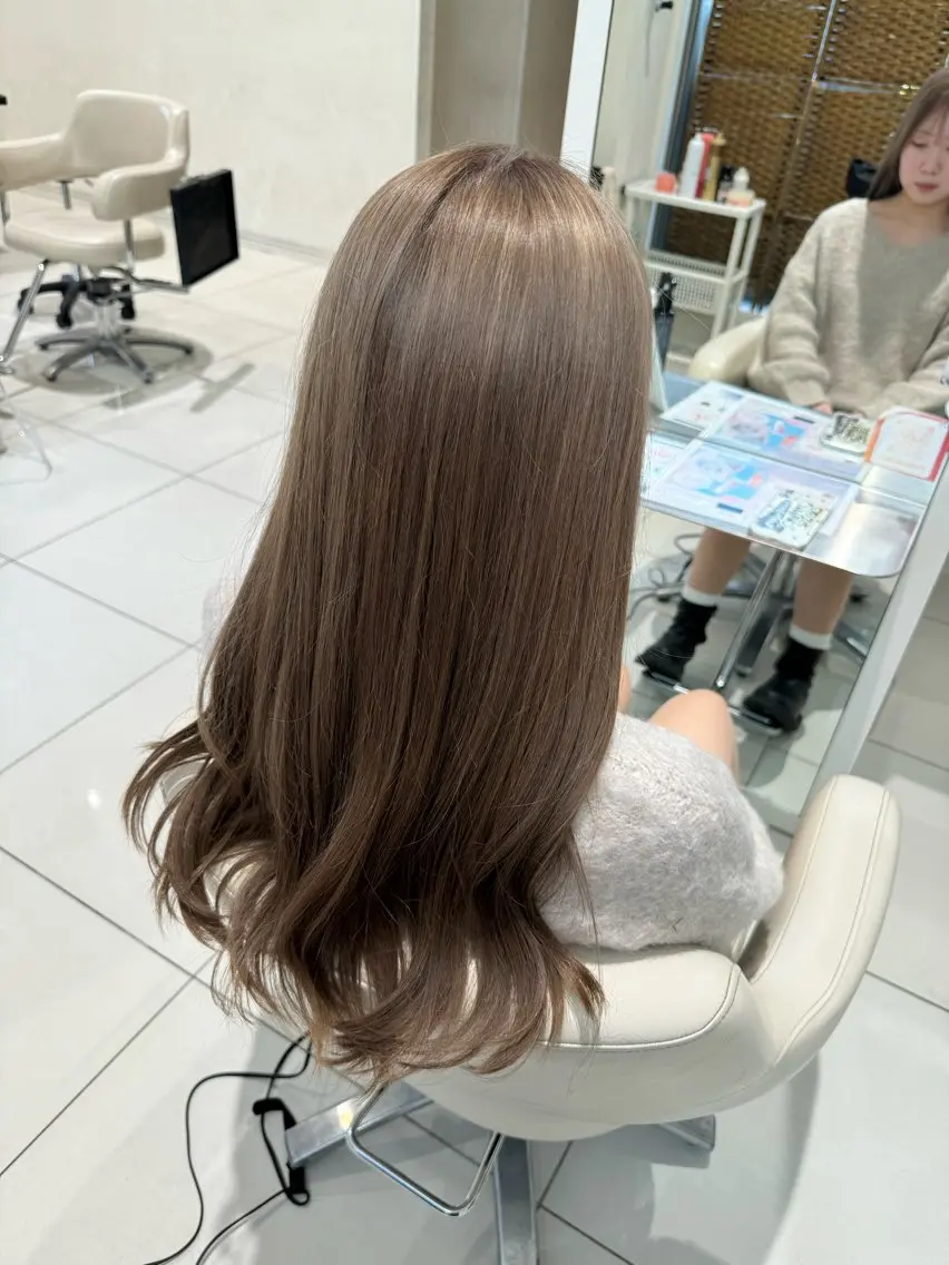 ロング カラー ベージュカラー ブリーチ ミルクティーベージュ 卒業式のヘアスタイル 松下 紗季のヘアスタイル