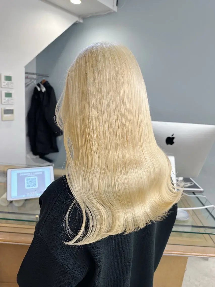 セミロング カラー ヘアアレンジ ブリーチ 抜きっぱなしブロンド ブロンド ヘアカラー トリートメント Flamme Annaのヘアスタイル