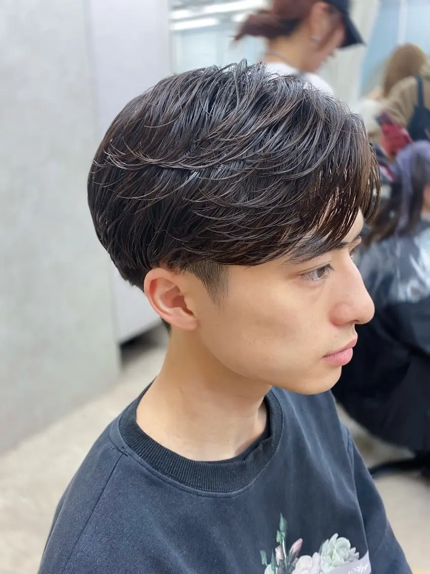 ショート パーマ メンズ メンズブリーチ センターパート フェザーパーマ メンズメッシュ メンズパーマ カット パーマ 安藤幹人 メンズパーマのヘアスタイル