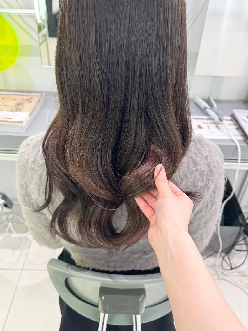 ロング ブリーチカラー/ブロ ンドレイヤーカットのヘアスタイル