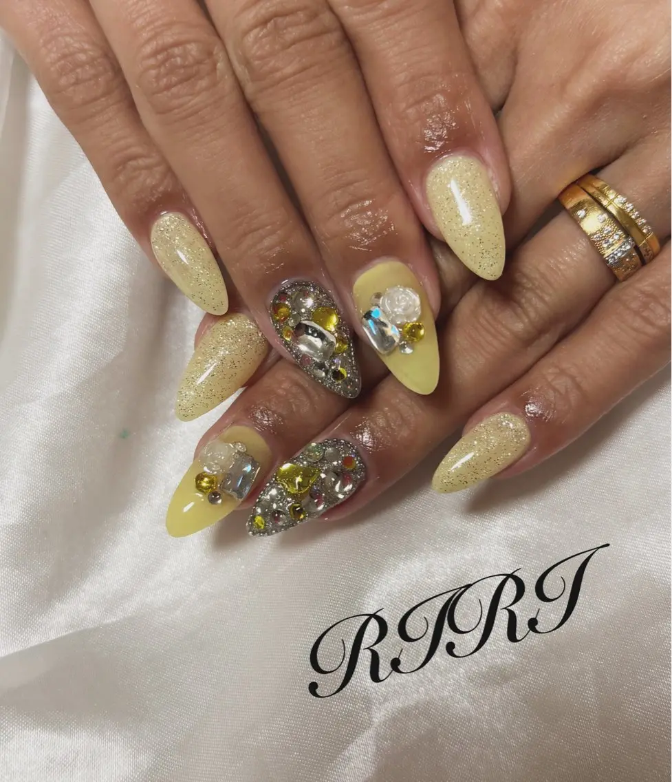 ネイル ジェルネイル キラキラネイル ショートネイル 夏ネイル 黄色 ハンドネイル riri オーナーのネイルデザイン