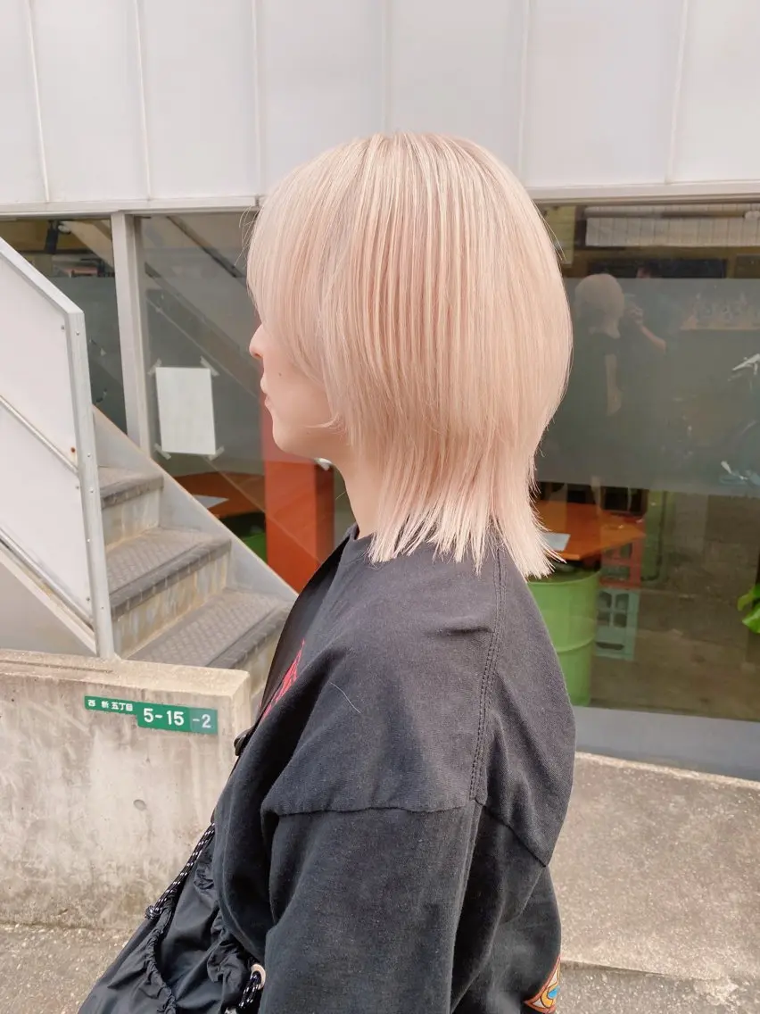 ミディアム カラー ブリーチ ブロンド 顔周りカット 似合わせカット ウルフカット ショート✨美髪矯正✨ wasaiのヘアスタイル