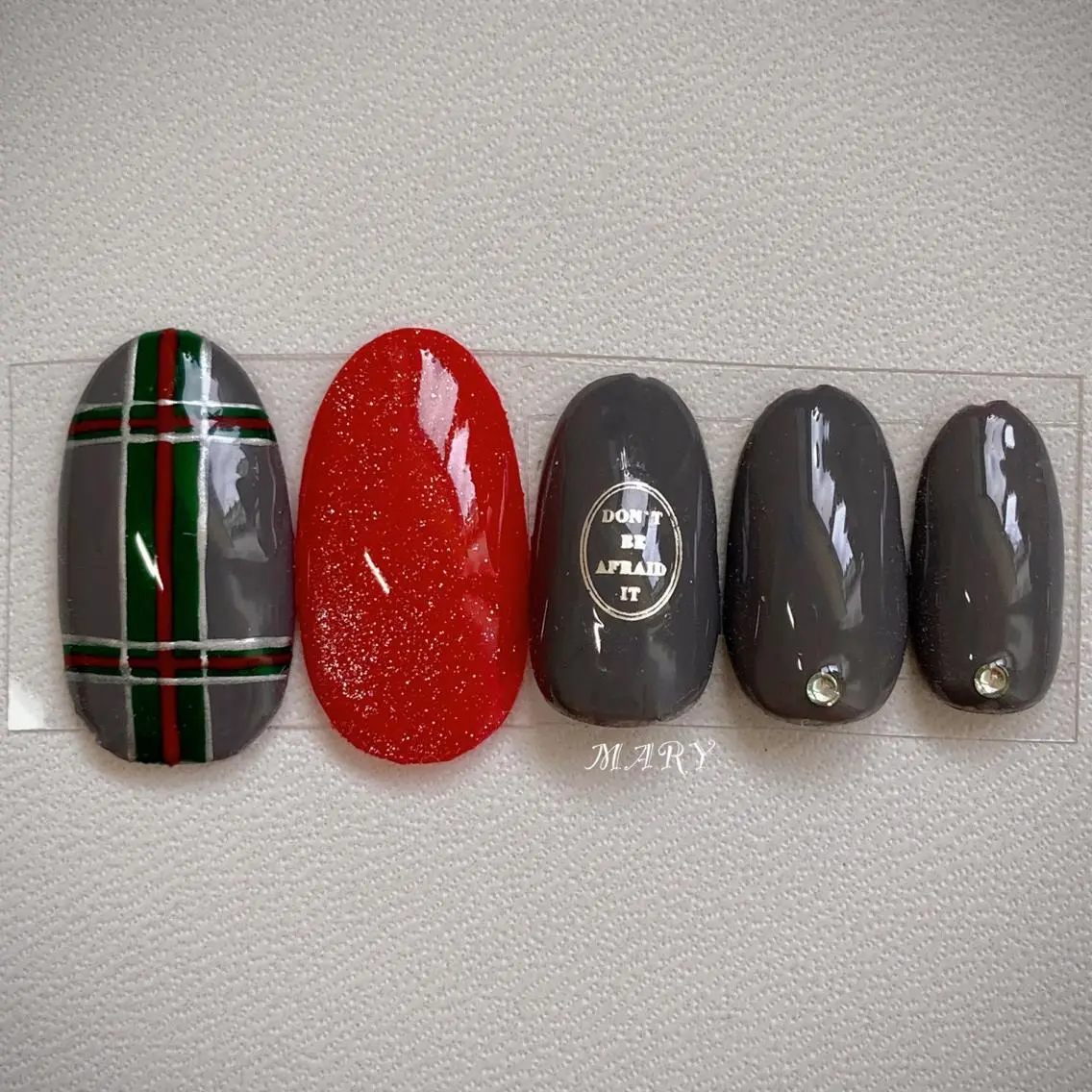 ネイル マグネットネイル ニュアンスネイル ワンカラーネイル 赤色 冬ネイル Mary nail .narumiのネイルデザイン