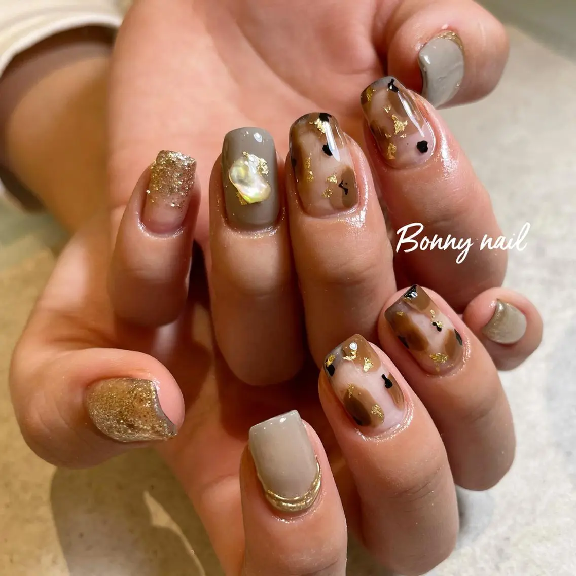 ショート ネイル ニュアンスネイル ハンドネイル BONNY NAIL 【えみか】のネイルデザイン