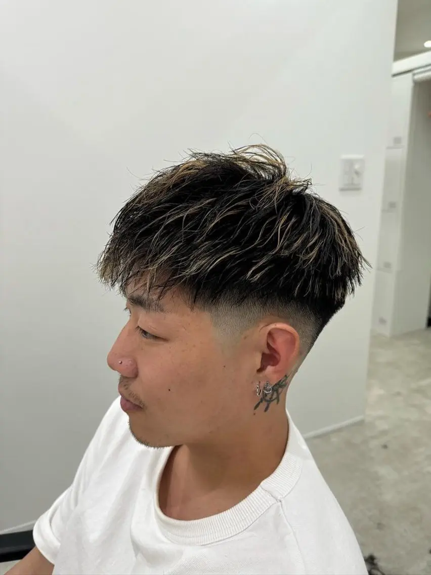 ショート カラー メンズ フェードカット メンズハイライト メンズパーマ ハイライトカラー ハイライト メンズ特化✂︎ ✂︎sunのヘアスタイル