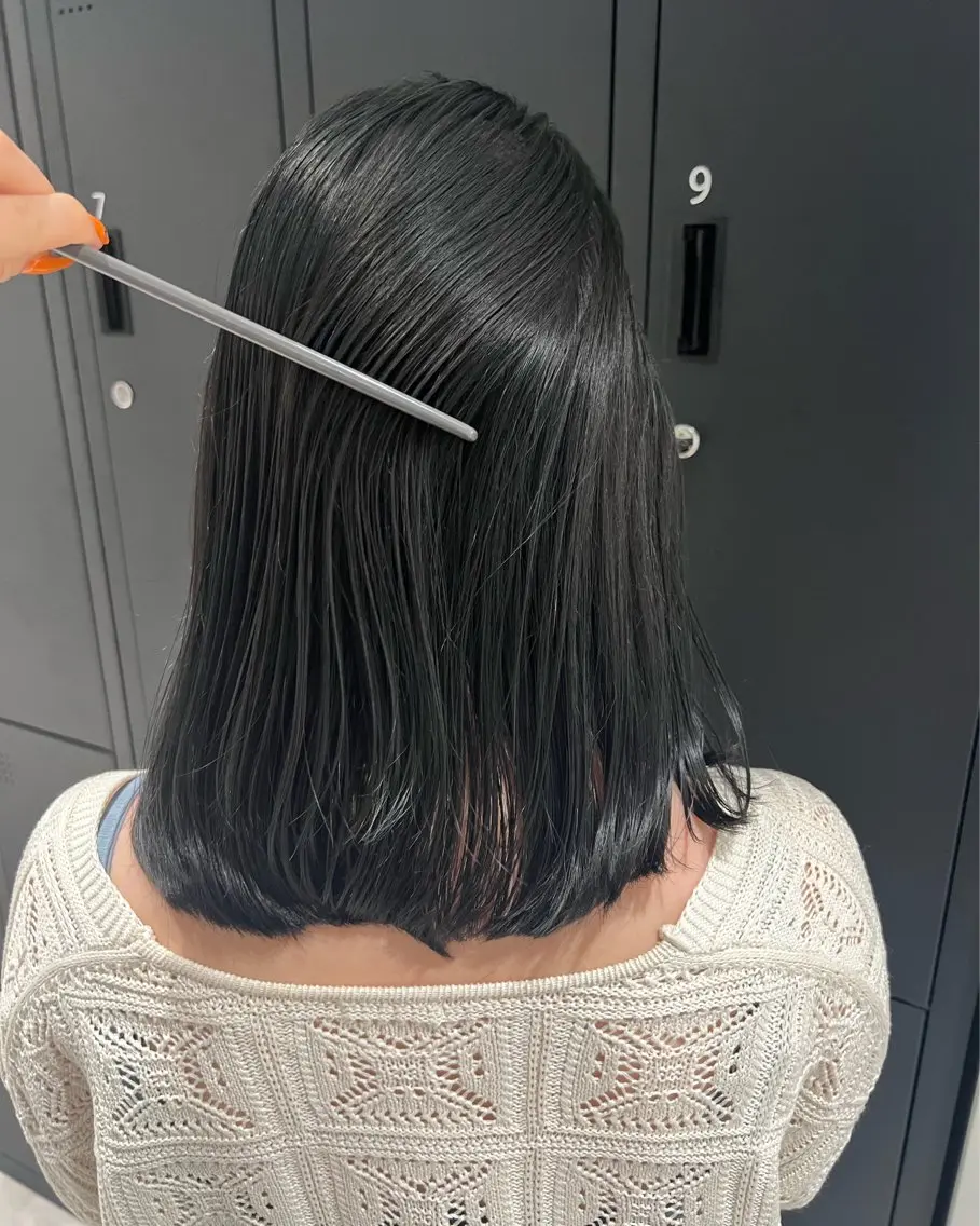 ミディアム カラー 黒髪 ブルーカラー ブルーブラック 暗髪カラー🫐パーマ おくだりんかのヘアスタイル