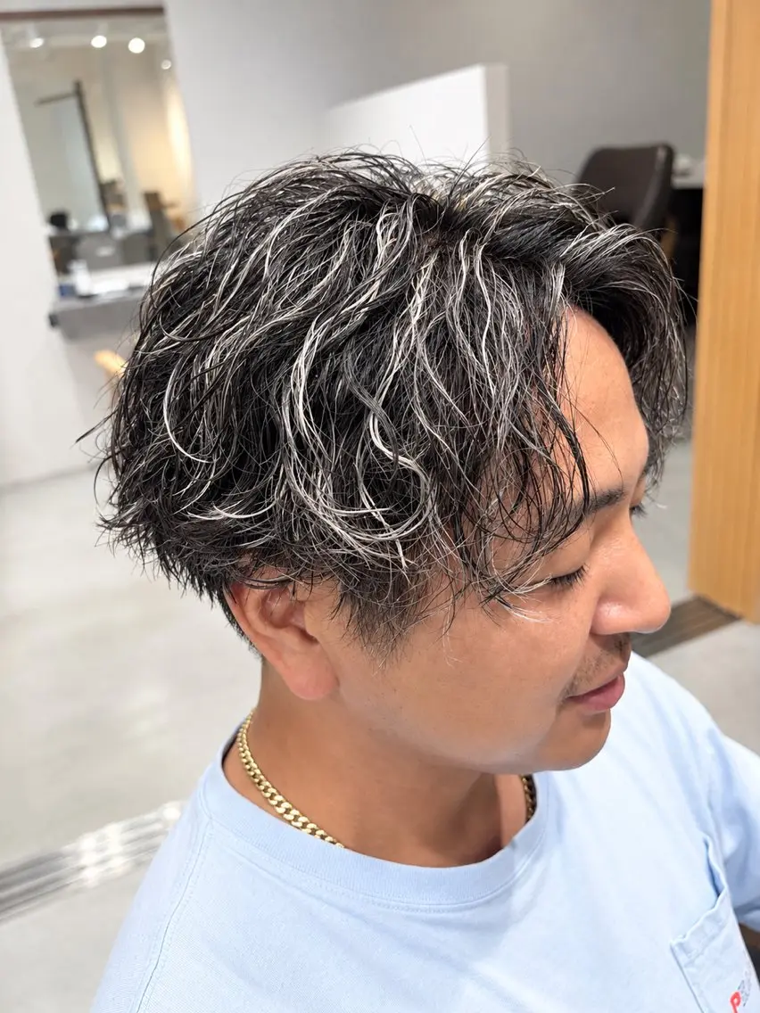パーマ メンズ メンズブリーチ センターパート メンズメッシュ 波巻きパーマ カット ヘアカラー パーマ 柘植 琢馬のヘアスタイル