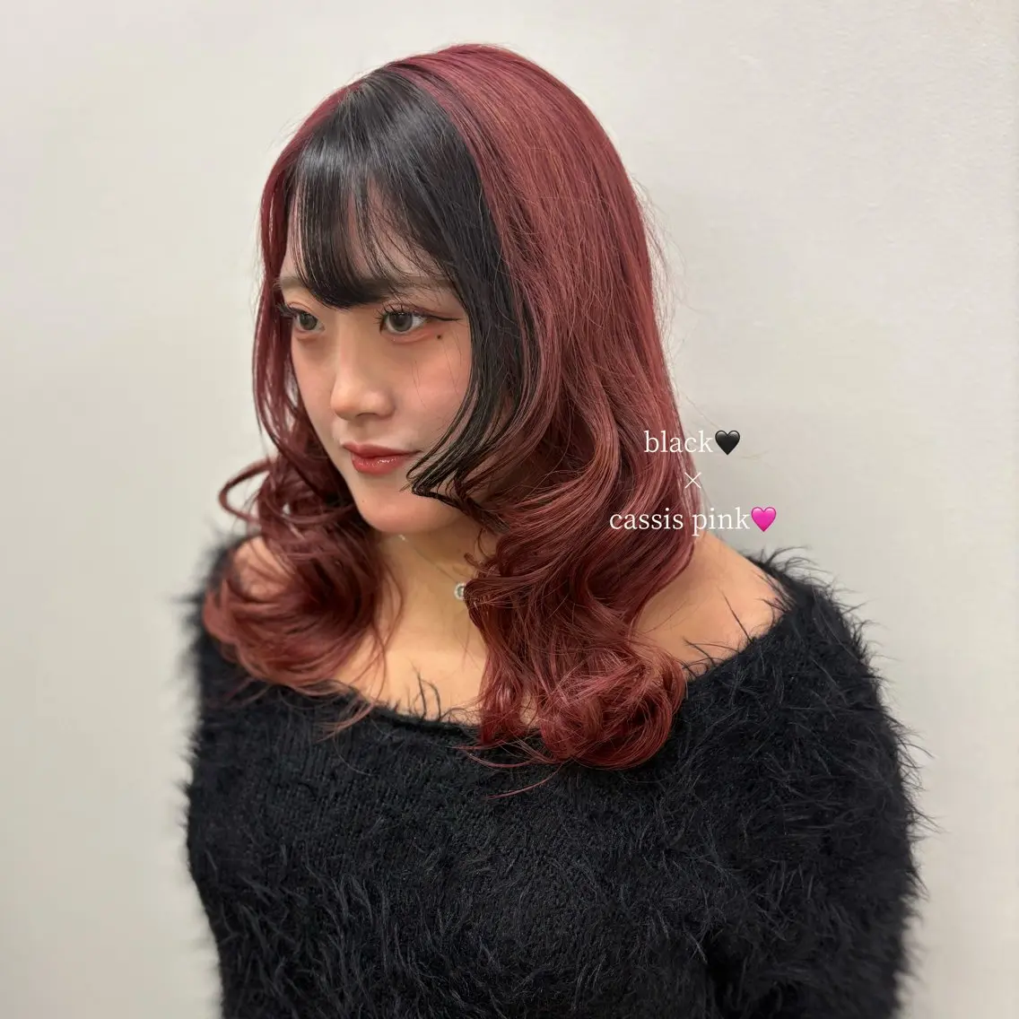 セミロング カラー ブリーチ カシス ピンクカラー 顔周りカット ヘアカラー 艶カラー/ レイヤー /髪質改善｜YUIのヘアスタイル