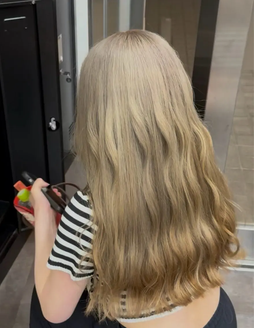 ロング カラー ブリーチ 坂元 姫夏のヘアスタイル