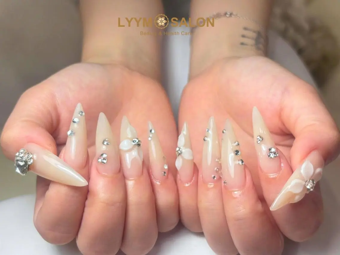 ネイル フラワーネイル ジェルネイル キラキラネイル 韓国ネイル ロングネイル ハンドネイル LYYM Salonのネイルデザイン
